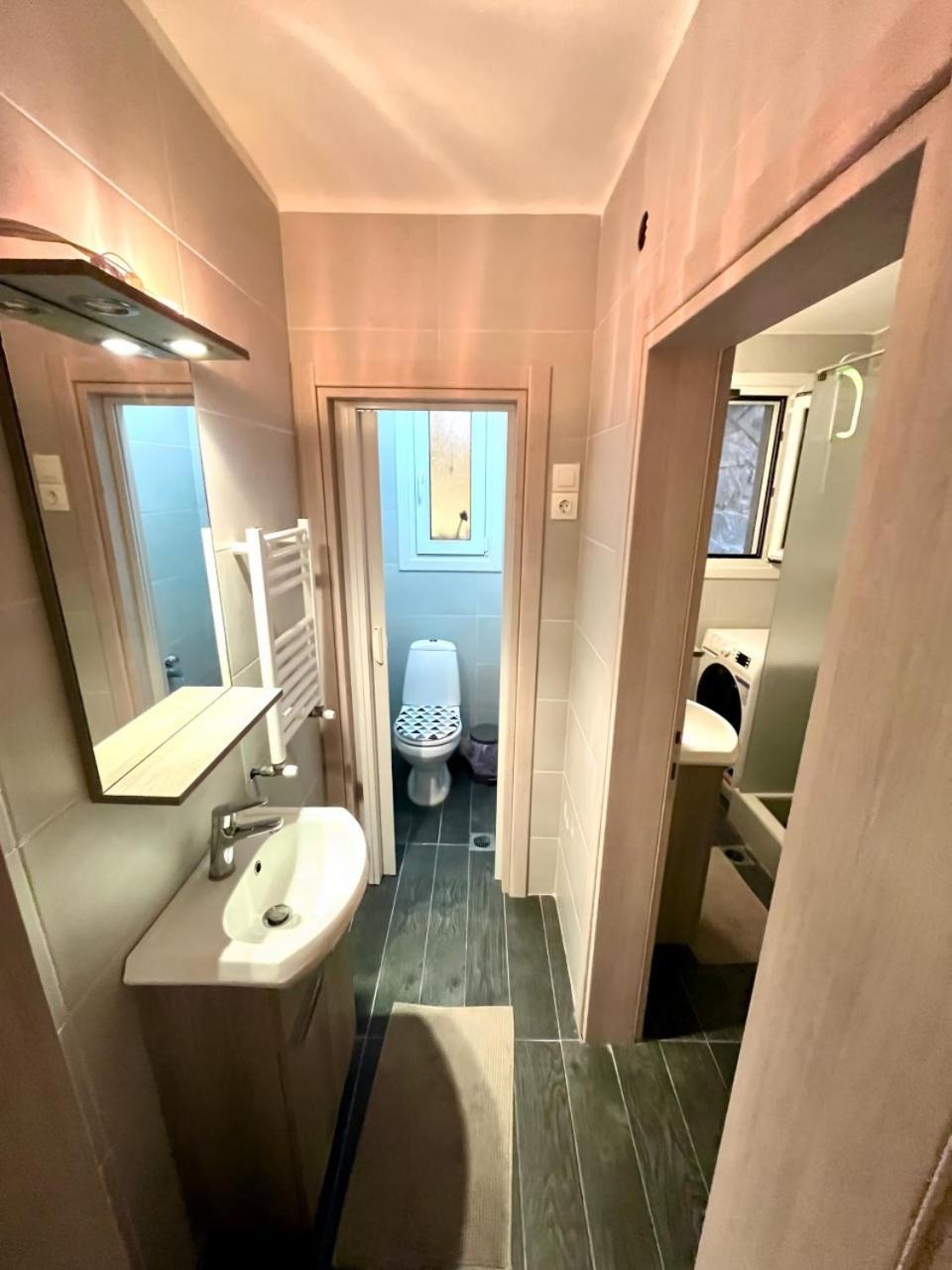 Spacious 4 Bedroom By Agios Dimitrios Appartement
